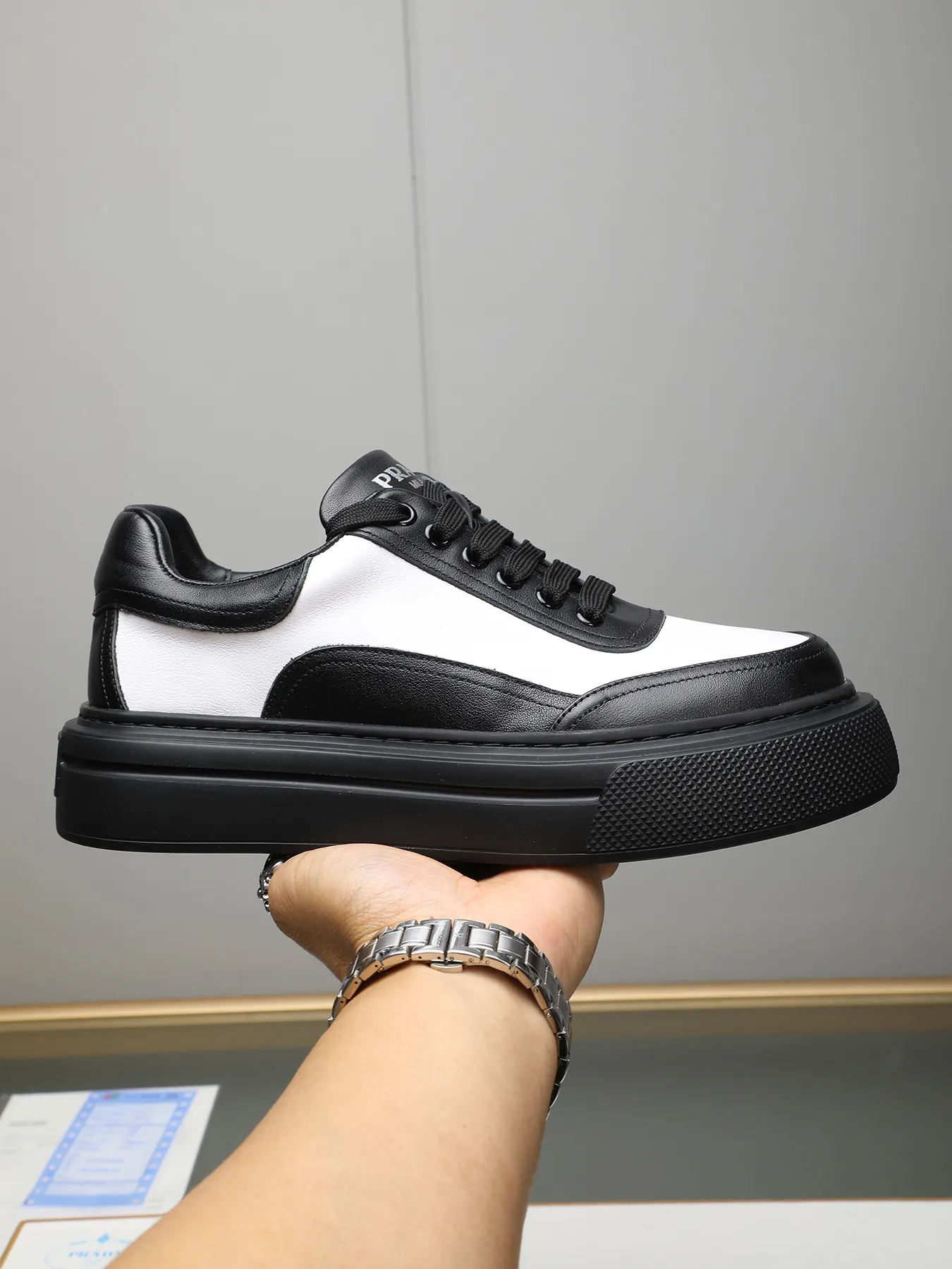 Men's shoes 💰500 Prada/Prada Men's new casual shoes, this upper is made of imported calfskin. The outside is decorated with the P family's classic metal triangle enamel logo, with cowhide lining and cowhide for the foot pads. The outsole is made of non-slip sports exclusive rubber outsole with logo, which feels good on the feet. It is a fashionable and fashionable item!  Size: 38-44 (45 customized)